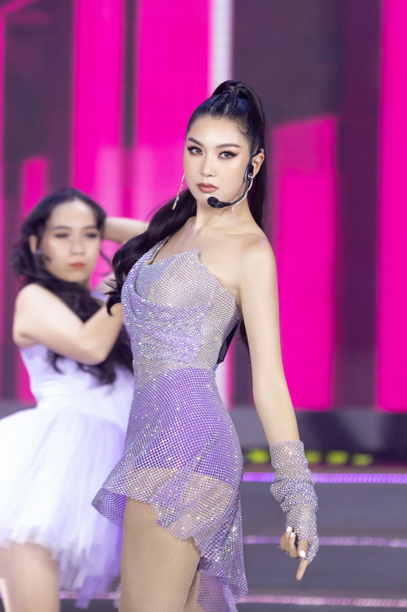 Nàng Á hậu Quốc tế 2015 diện váy xuyên thấu nóng bỏng, khoe vũ đạo sexy trên sân khấu.