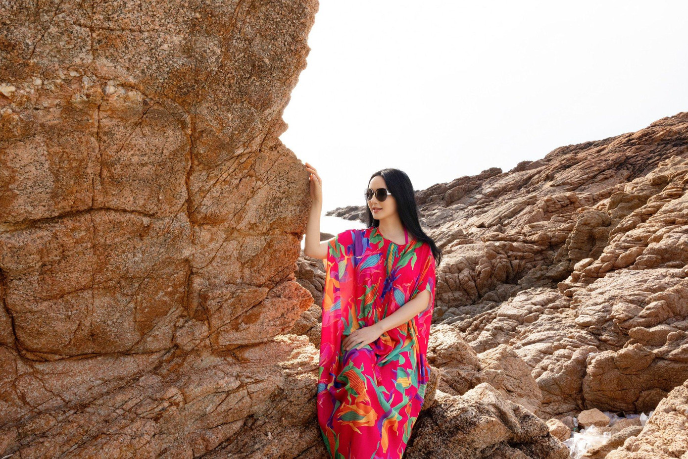 Hoa hậu Giáng My khoe nhan sắc kiêu kỳ trên biển với bộ cánh rực rỡ sắc màu.