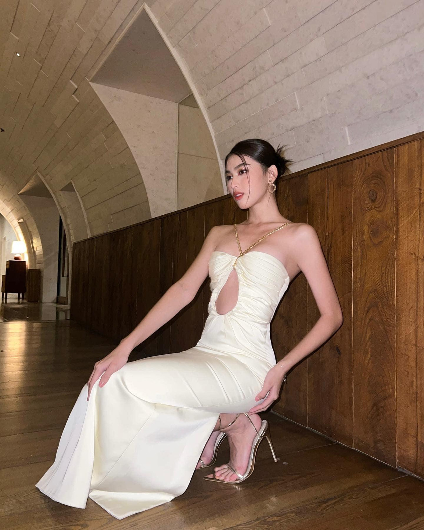 Á hậu Ngọc Thảo mặc váy trắng xẻ chân ngực nóng bỏng.