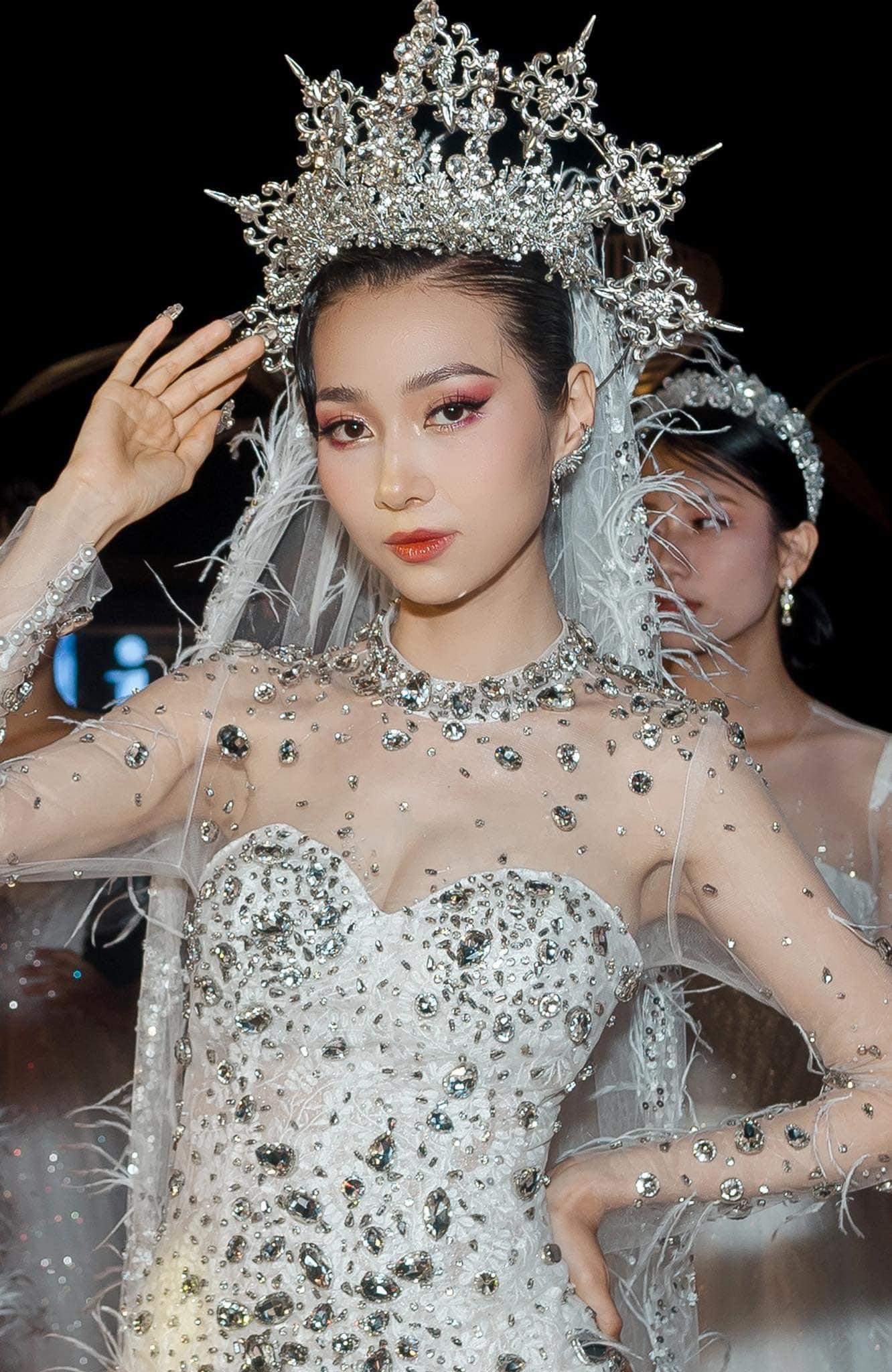 Kiều Vỹ tái xuất khi làm vedette trên sàn diễn thời trang.