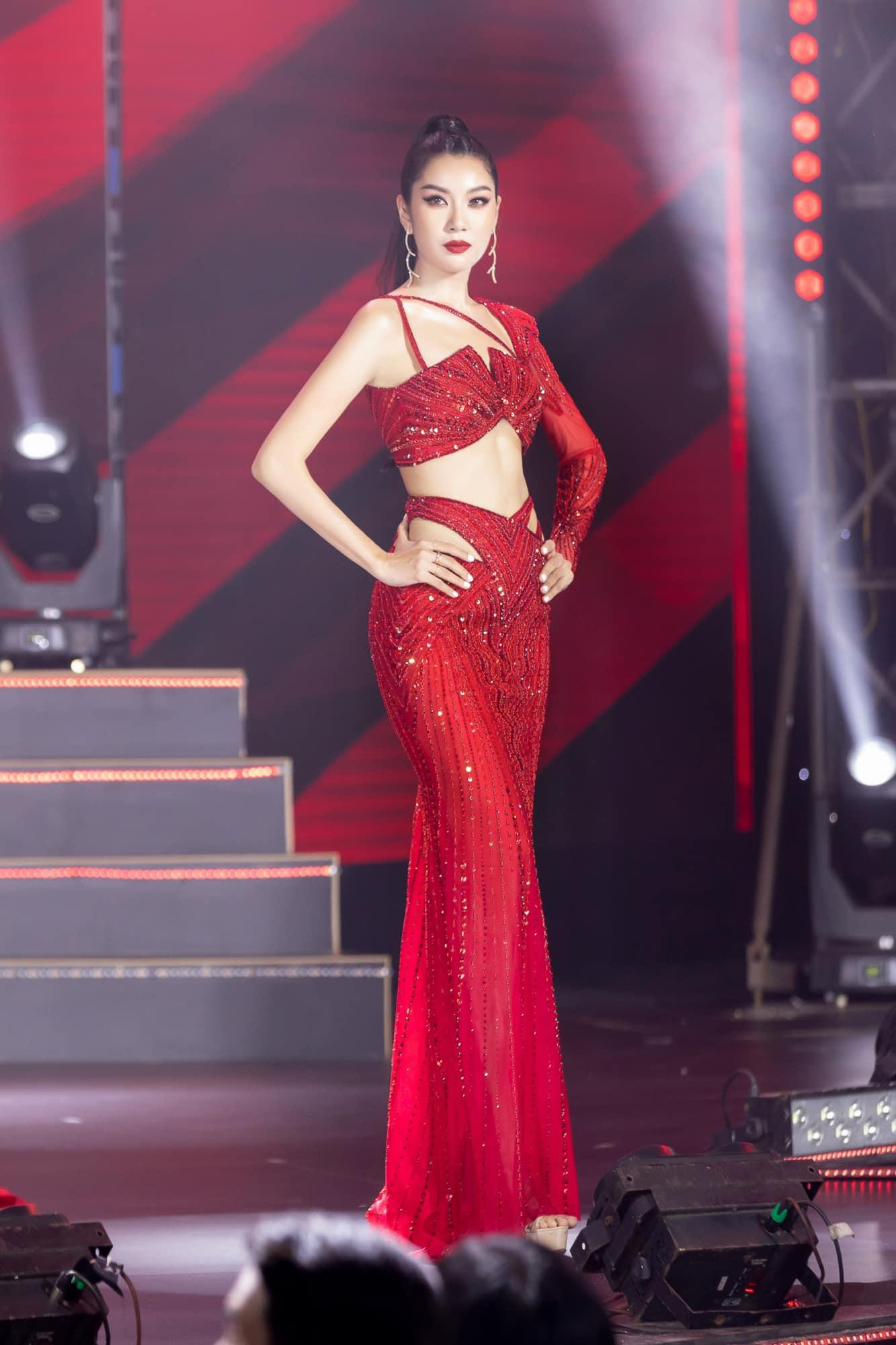 Á hậu Thuý Vân xuất hiện trong vai trò mentor của một chương trình với bộ váy đỏ cut-out khoe trọn vòng eo 'con kiến' săn chắc, nóng bỏng.
