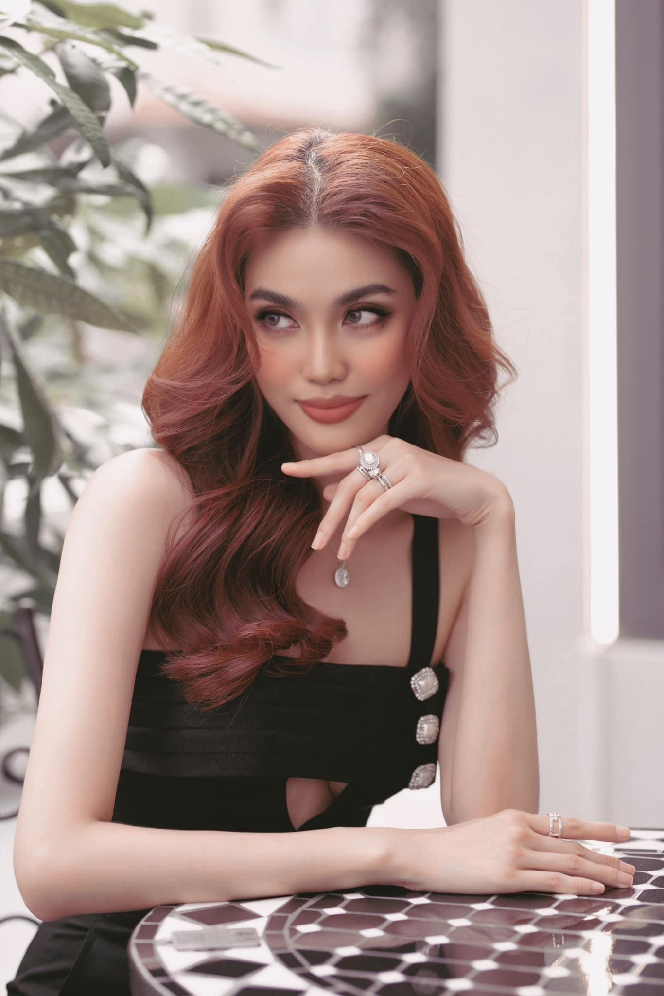 Hoa khôi Lan Khuê khoe vẻ đẹp ngày càng mặn mà và quyến rũ.