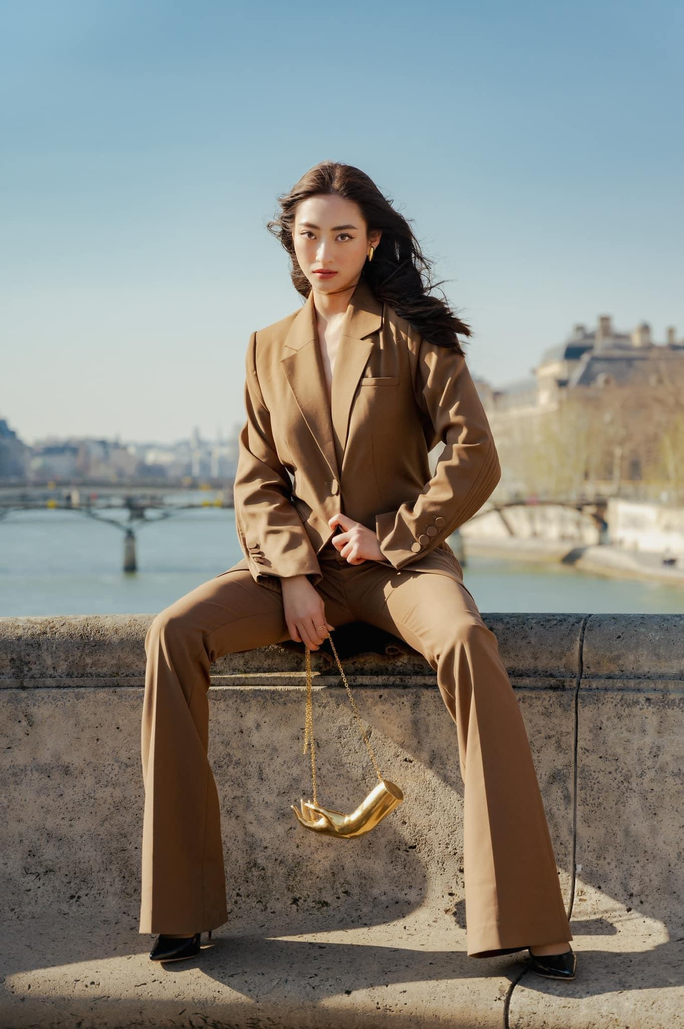 Hoa hậu Lương Thuỳ Linh hoá nữ tổng tài quyền lực với bộ suit tông màu nâu.