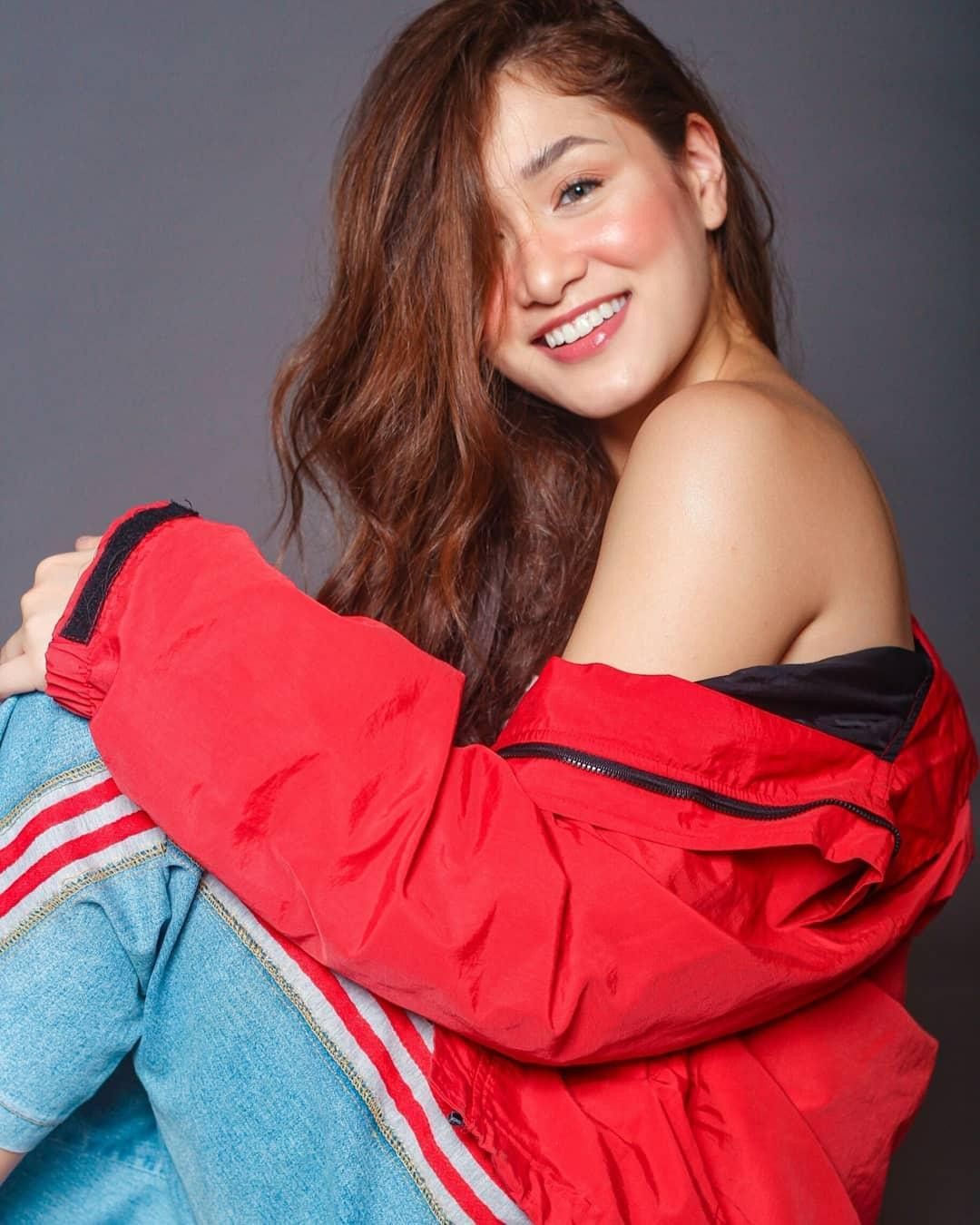 Cô sở hữu chiều cao 1m72, nặng 55 kg và một thân hình cân đối, quyến rũ. Cô sở hữu chiều cao 1m72, nặng 55 kg và một thân hình cân đối, quyến rũ.