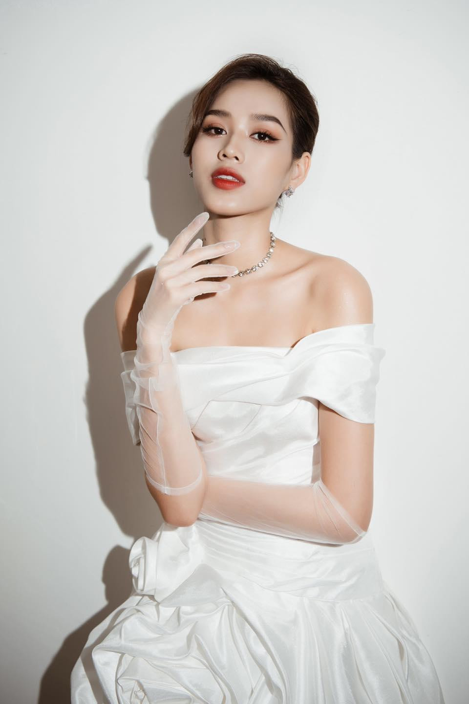 Hoa hậu Đỗ Thị Hà diện váy trễ vai quyến rũ, kiêu sa.