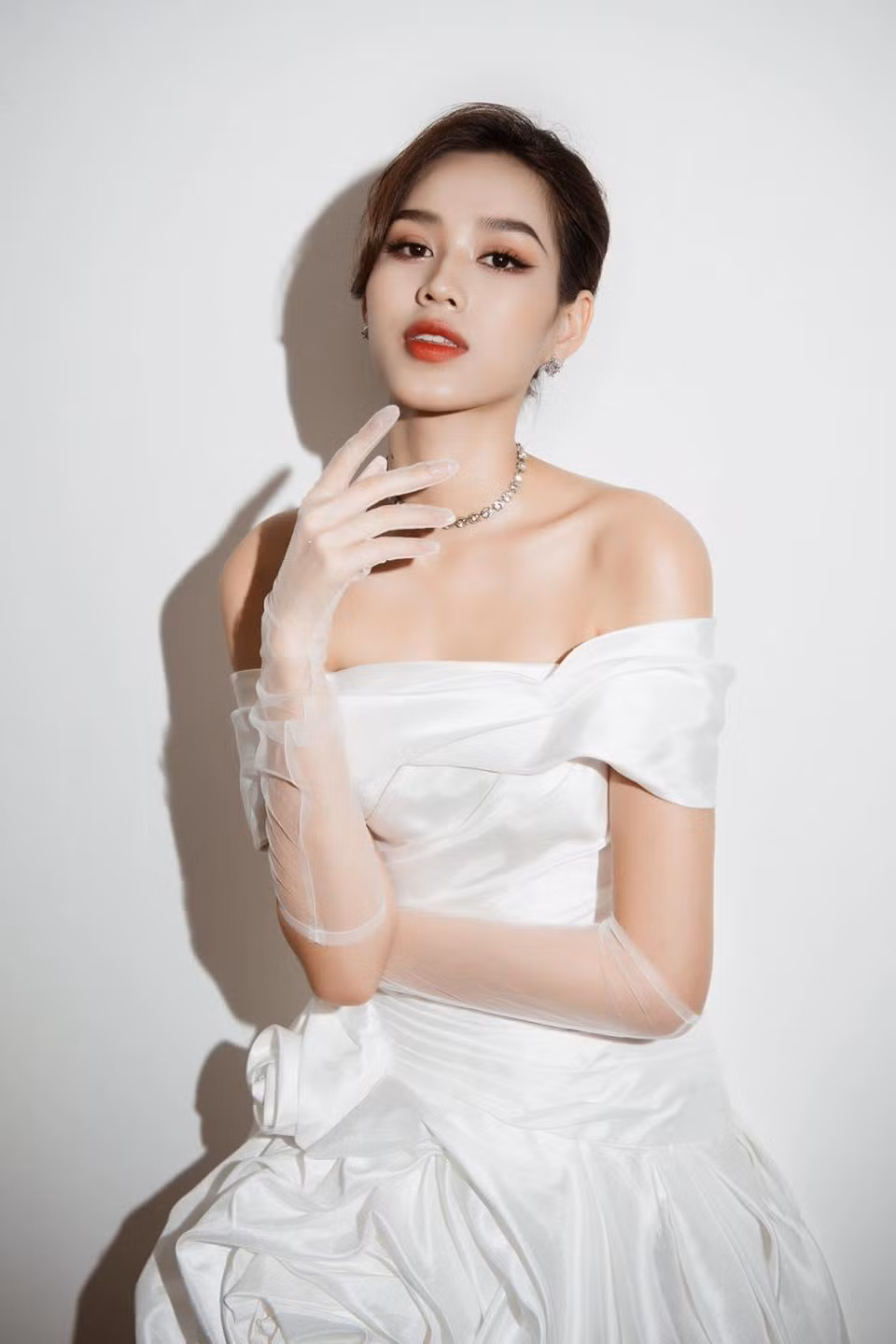 Hoa hậu Đỗ Thị Hà diện váy trễ vai quyến rũ, kiêu sa. Hoa hậu Đỗ Thị Hà diện váy trễ vai quyến rũ, kiêu sa.