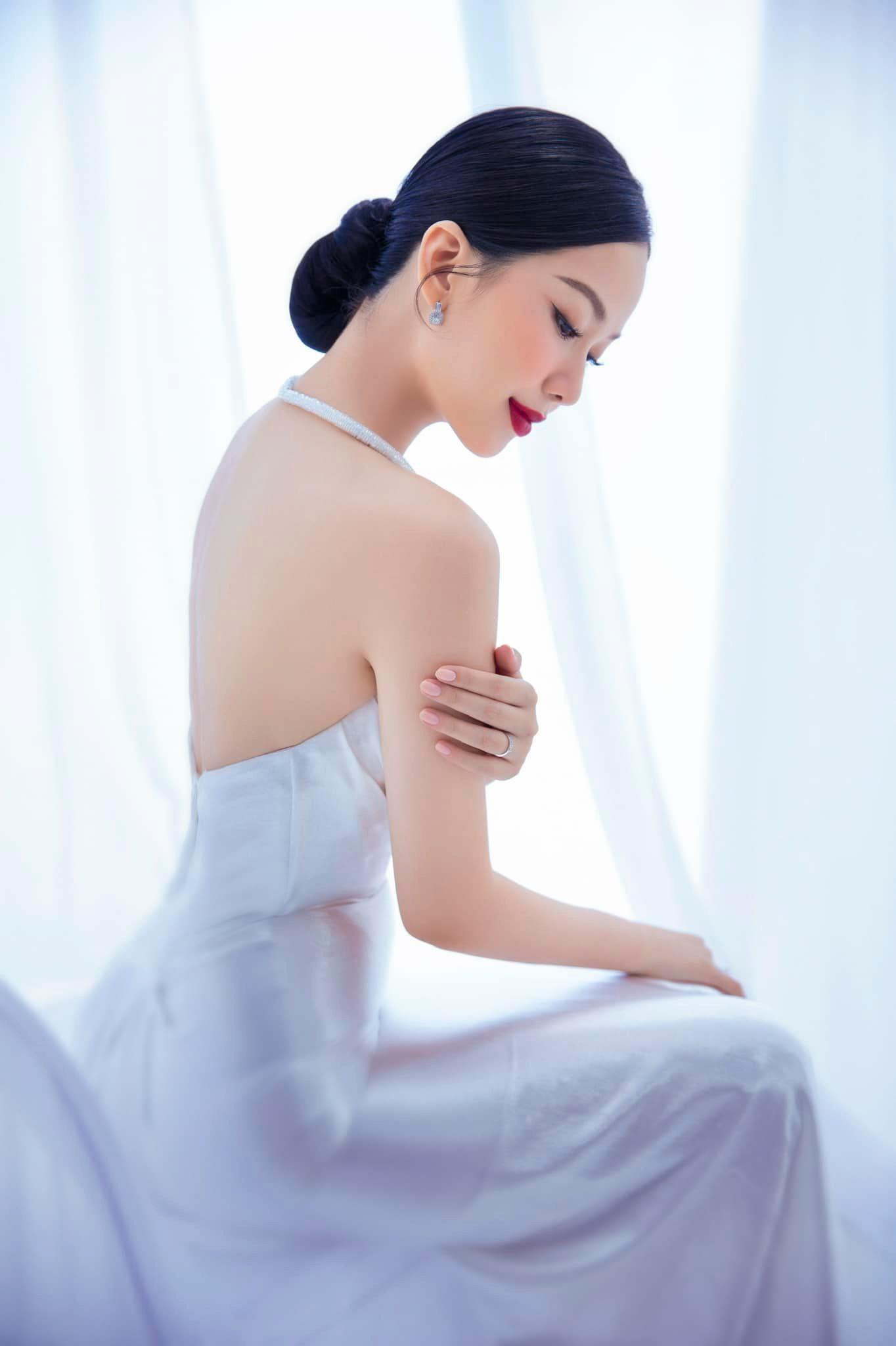 Bộ váy kiểu cổ yếm giúp người đẹp khoe trọn bờ vai trần thon thả và quyến rũ.