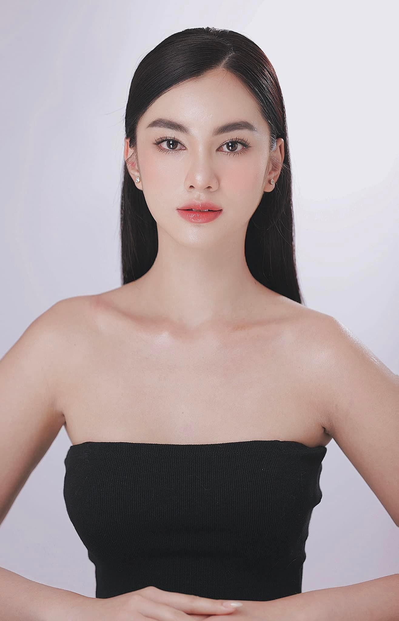 Người đẹp top 15 HHVN 2020 Cẩm Đan diện váy cúp ngực khoe vai trần sexy.