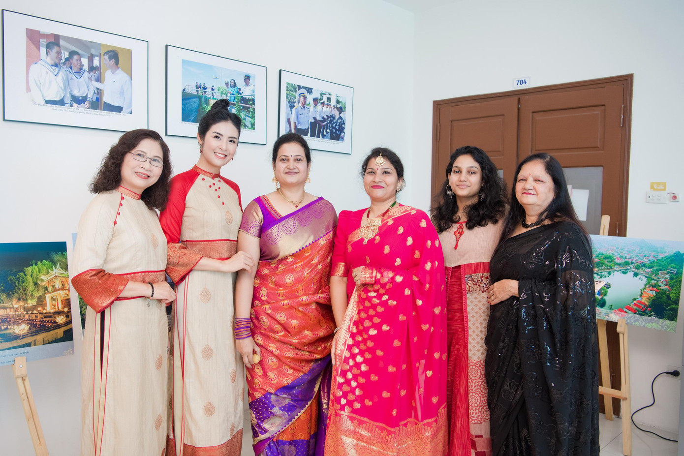 Mới đây, Hoa hậu Ngọc Hân được mời tham dự sự kiện nhân dịp kỷ niệm 50 năm quan hệ Việt Nam - Ấn Độ, 15 năm quan hệ đối tác chiến lược hai nước Việt Nam - Ấn Độ, 75 năm ngày Độc lập Ấn Độ.