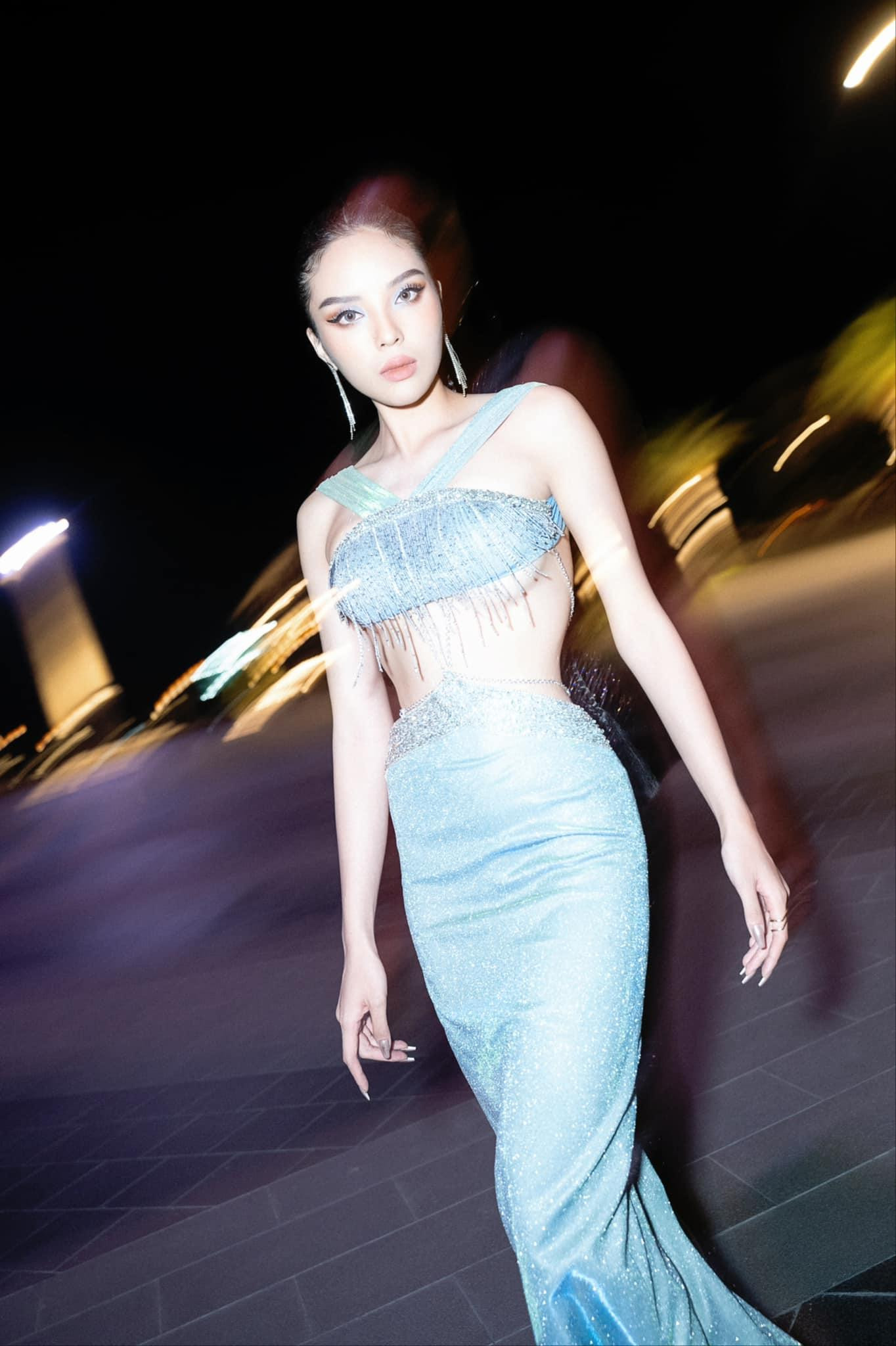 Hoa hậu Kỳ Duyên mặc váy cut-out màu xanh pastel khoe vóc dáng thon thả và nóng bỏng.
