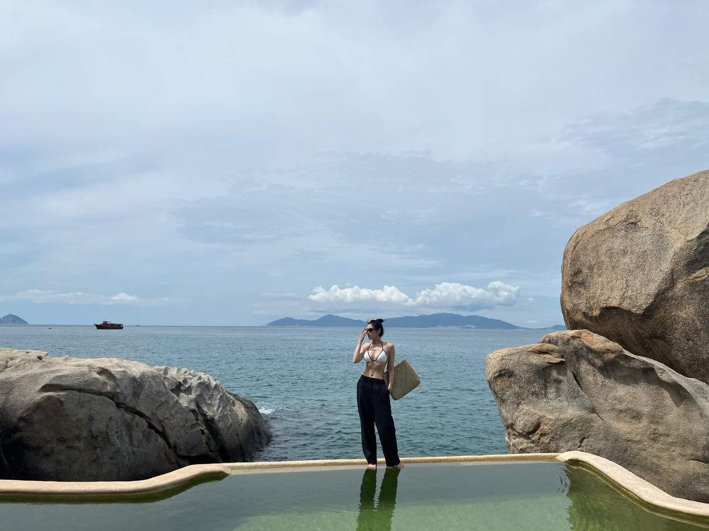 Dù đã có 1 con nhưng người đẹp vẫn sở hữu vóc dáng thon gọn đáng ngưỡng mộ.