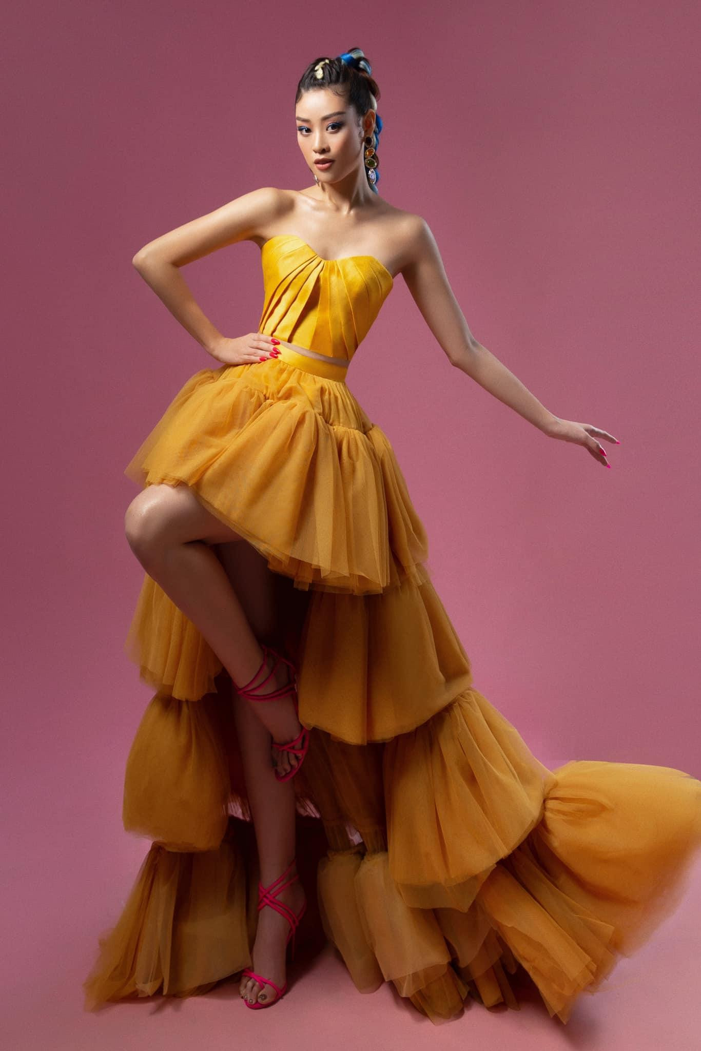 Hoa hậu Khánh Vân diện váy xếp tầng lạ mắt khoe chân dài quyến rũ.