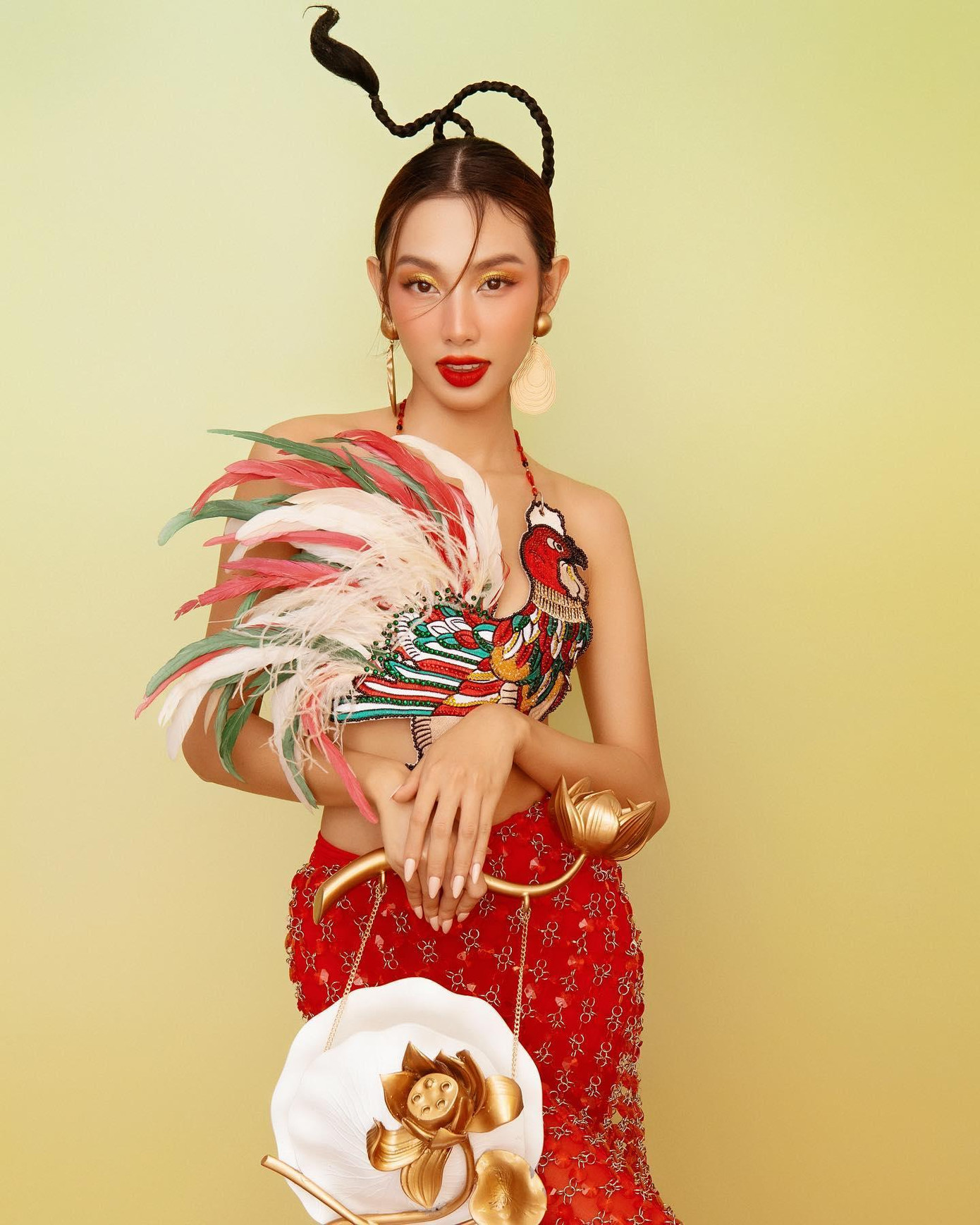 Hoa hậu Thùy Tiên đẹp tựa 'mỹ nhân cổ trang' khi diện áo yếm cách điệu cầu kỳ trong bộ ảnh Tết mang đậm không khí cổ truyền.