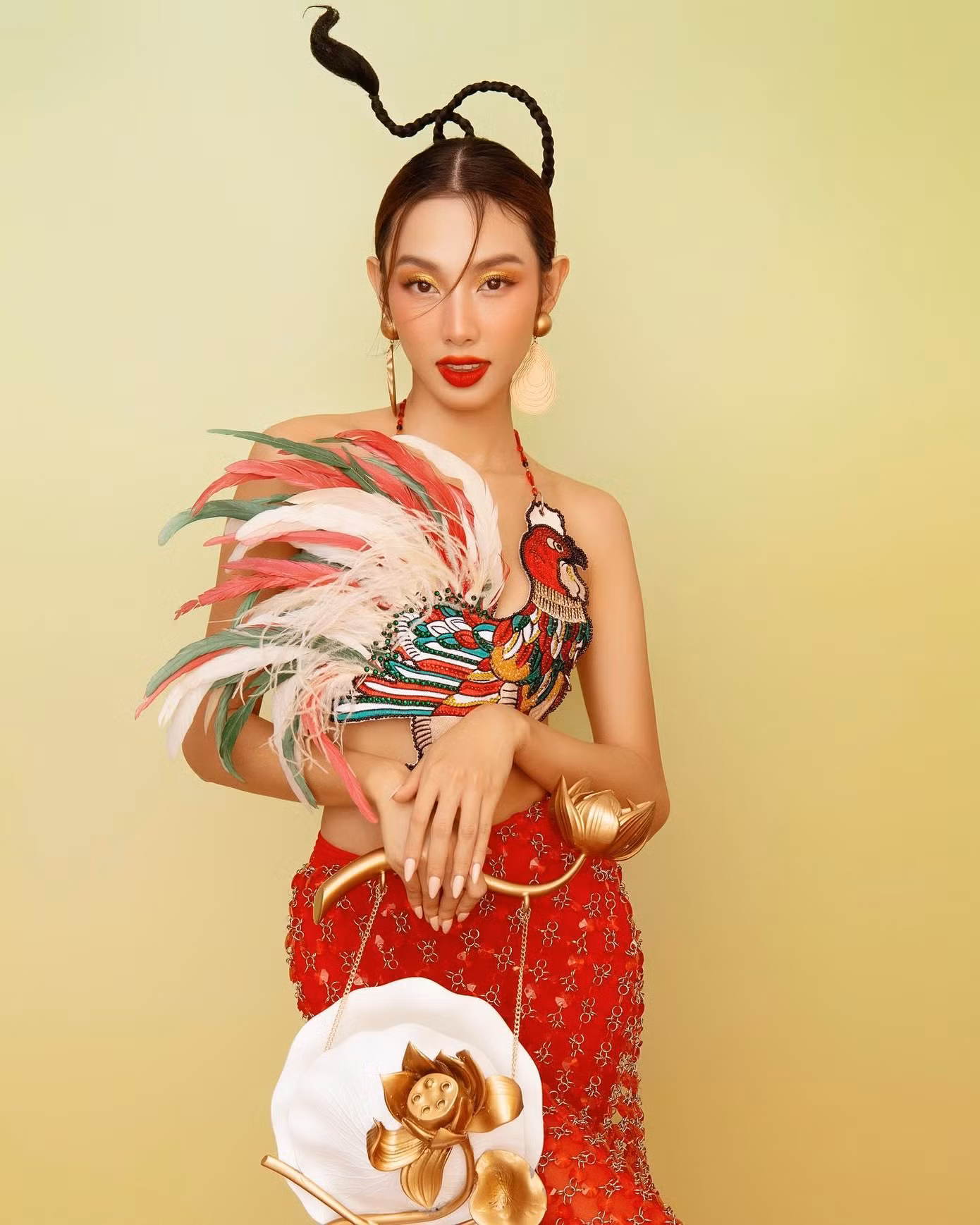 Hoa hậu Thùy Tiên đẹp tựa 'mỹ nhân cổ trang' khi diện áo yếm cách điệu cầu kỳ trong bộ ảnh Tết mang đậm không khí cổ truyền.