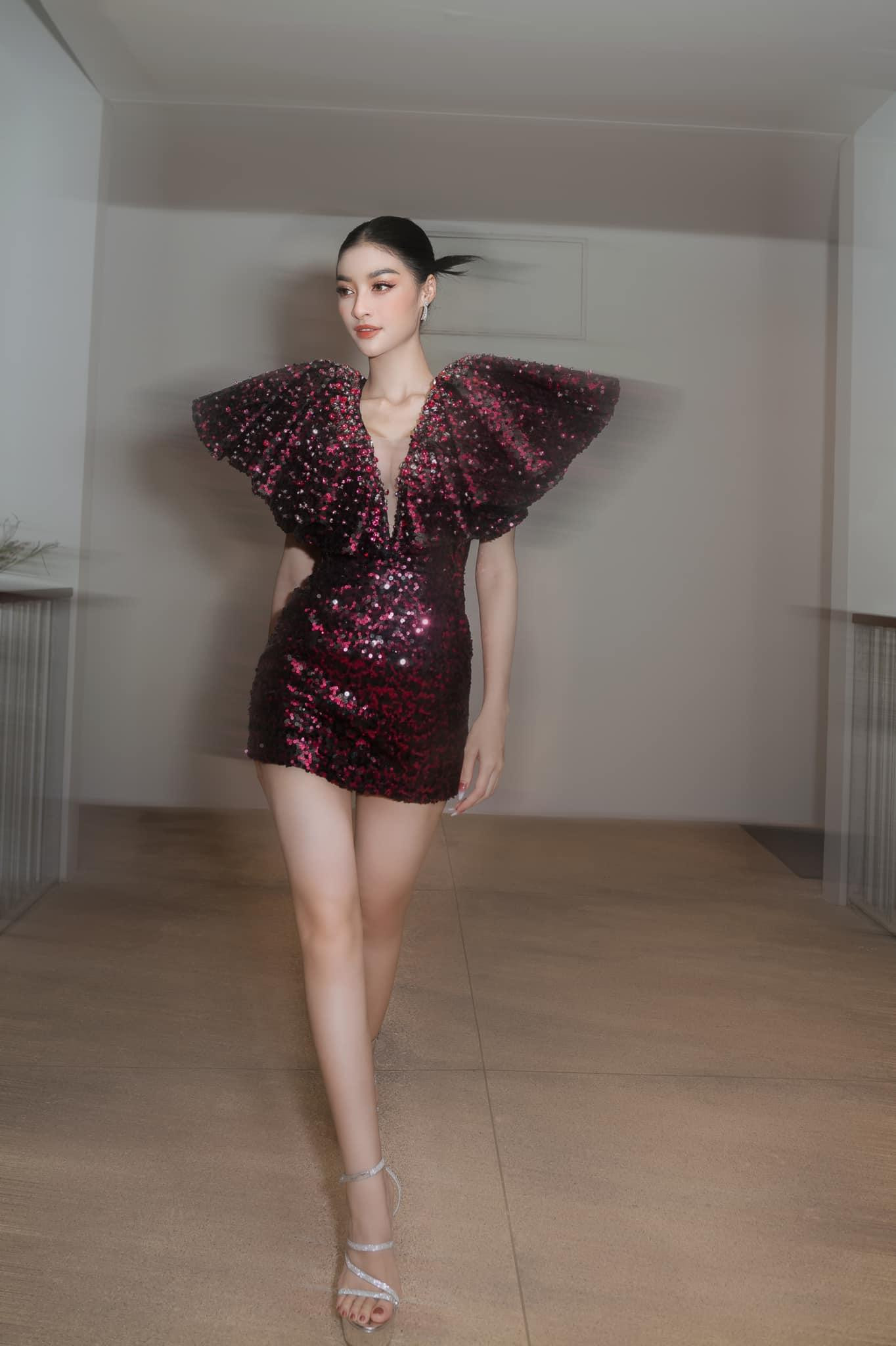 Á hậu Kiều Loan mặc váy sequin lấp lánh khoe trọn đôi chân dài quyến rũ. Á hậu Kiều Loan mặc váy sequin lấp lánh khoe trọn đôi chân dài quyến rũ.