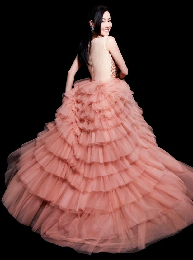 Thiết kế này từng được Trương Bá Chi mặc trước đó.