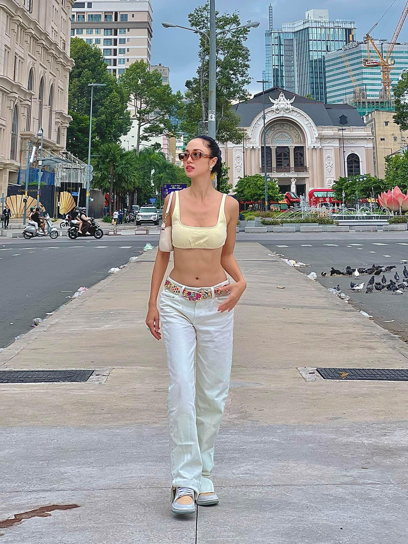 Người đẹp Áo dài HHVN 2012 Vũ Ngọc Anh mặc crop-top khoe eo thon nóng bỏng trên đường phố.