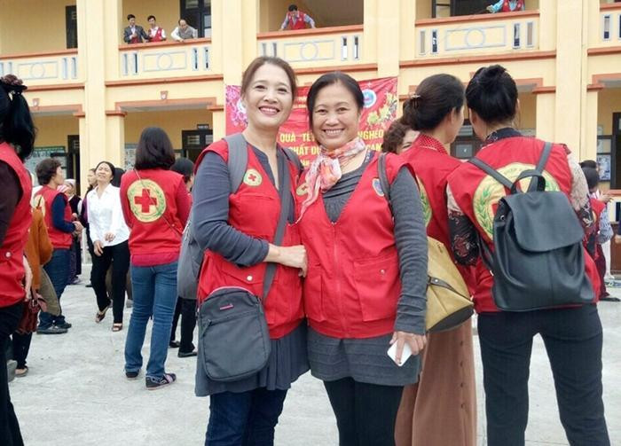 Lê Vân làm từ thiện cùng bạn bè Lê Vân làm từ thiện cùng bạn bè