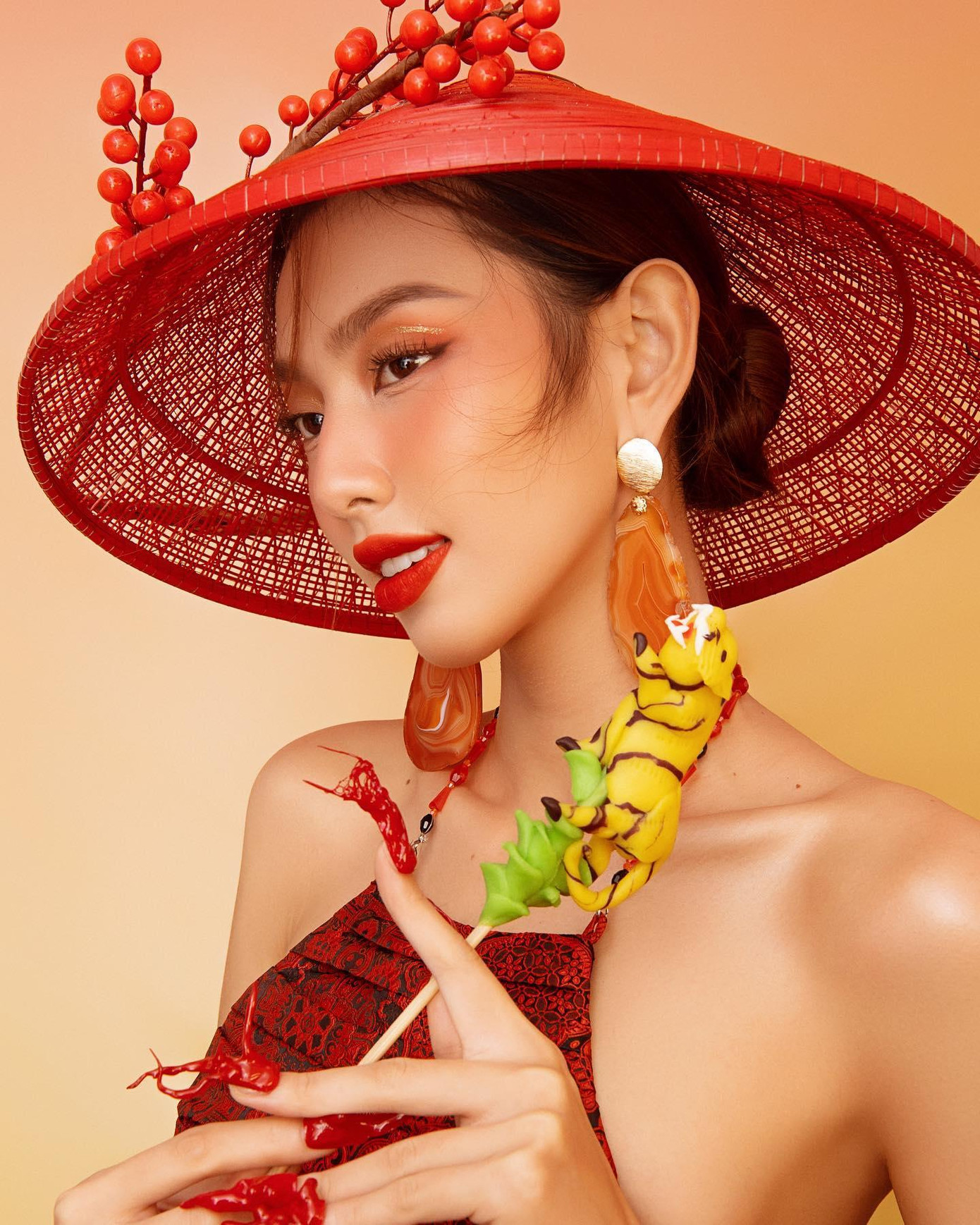 Thiết kế giúp cho nàng hậu khoe bờ vai trần và xương quai xanh cực kỳ quyến rũ.