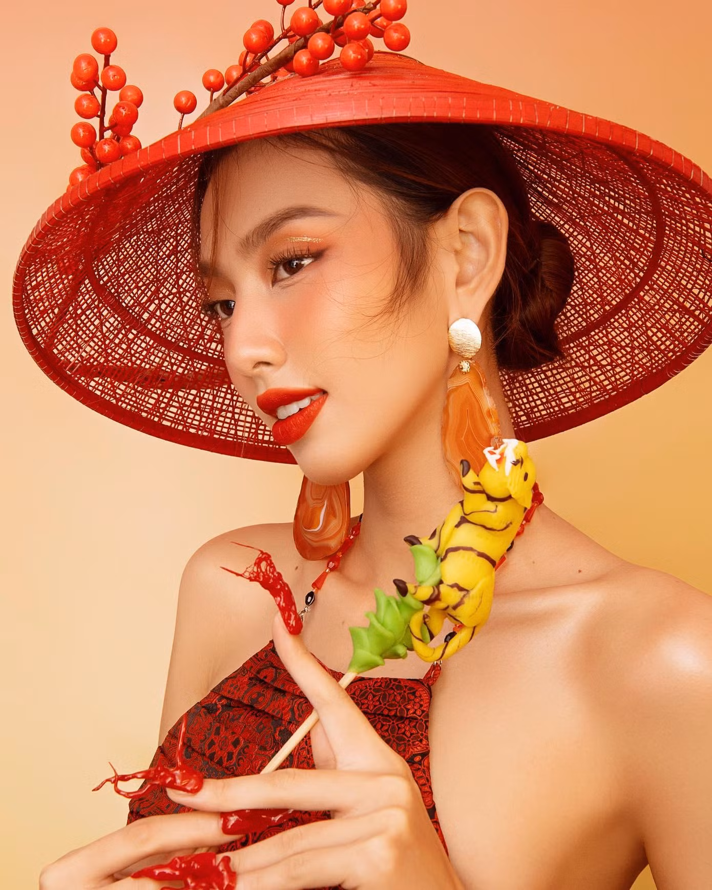 Thiết kế giúp cho nàng hậu khoe bờ vai trần và xương quai xanh cực kỳ quyến rũ.
