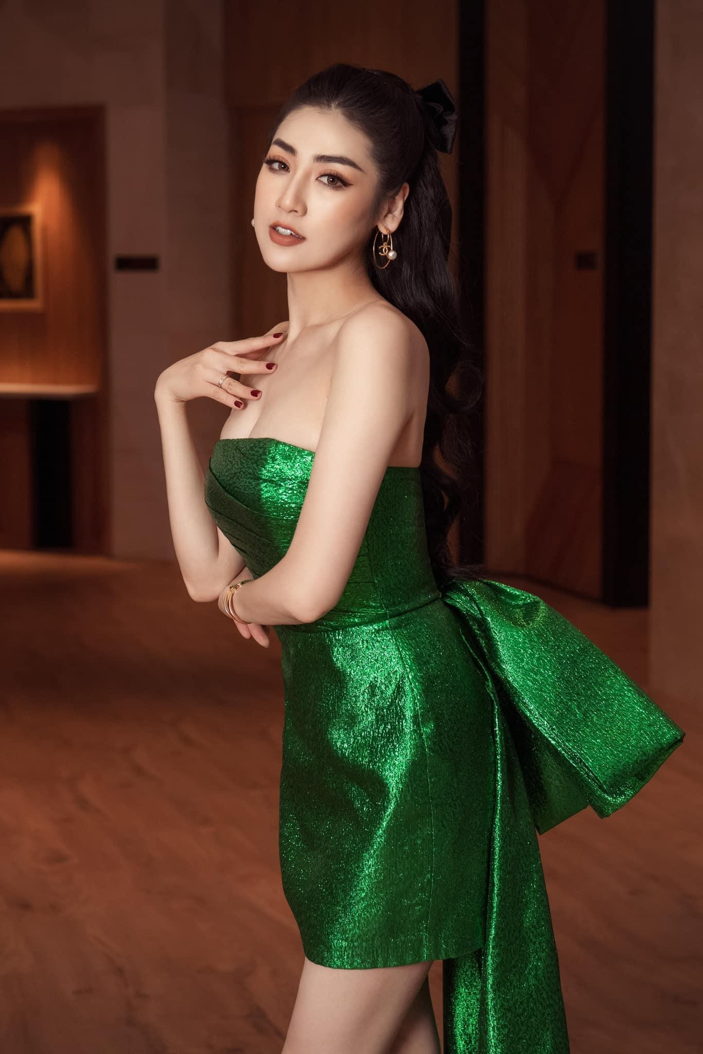 Tú Anh chọn cách cột tóc đuôi ngựa và cách trang điểm đậm để tôn lên nhan sắc kiêu kỳ của mình. Tú Anh chọn cách cột tóc đuôi ngựa và cách trang điểm đậm để tôn lên nhan sắc kiêu kỳ của mình.