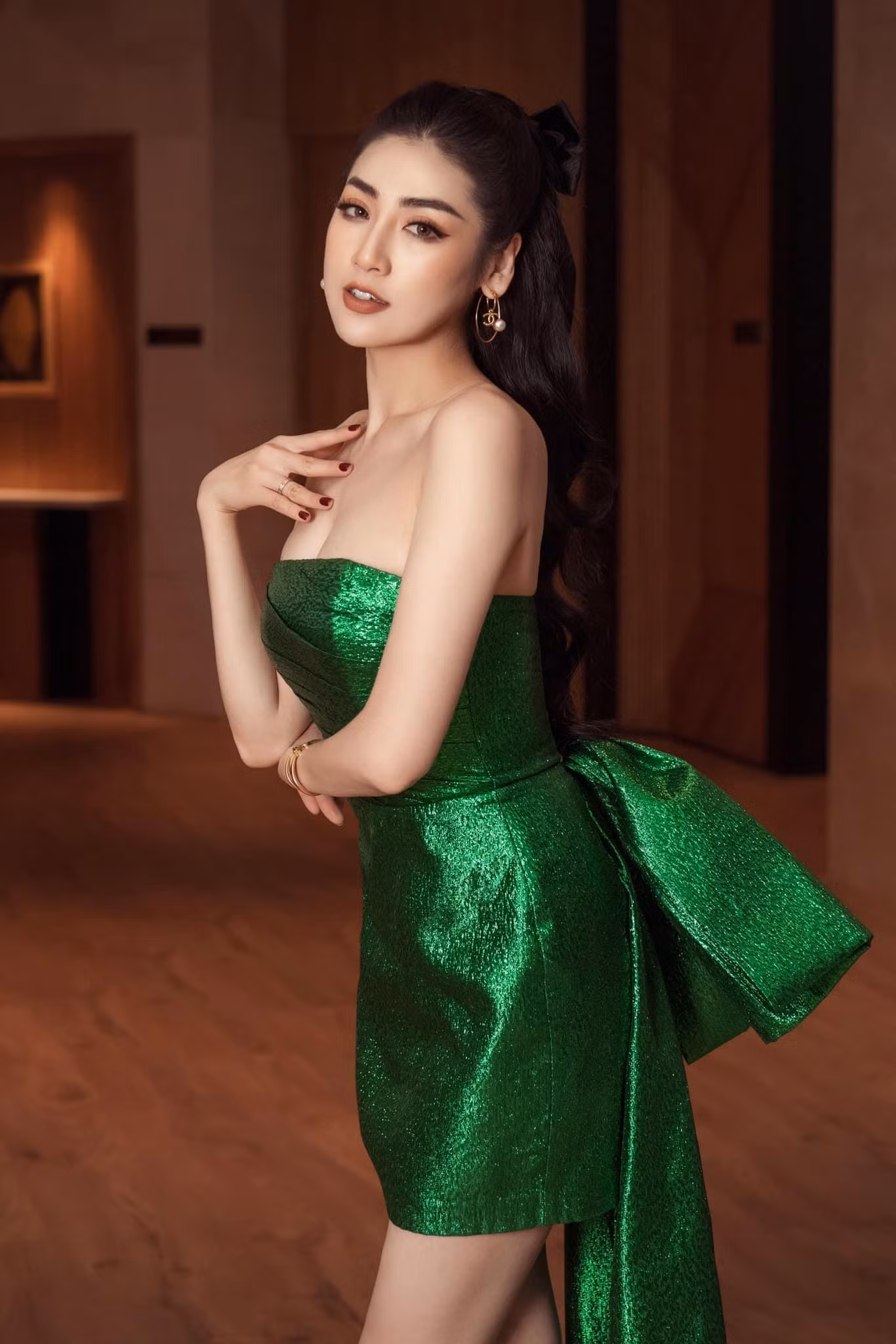 Tú Anh chọn cách cột tóc đuôi ngựa và cách trang điểm đậm để tôn lên nhan sắc kiêu kỳ của mình. Tú Anh chọn cách cột tóc đuôi ngựa và cách trang điểm đậm để tôn lên nhan sắc kiêu kỳ của mình.