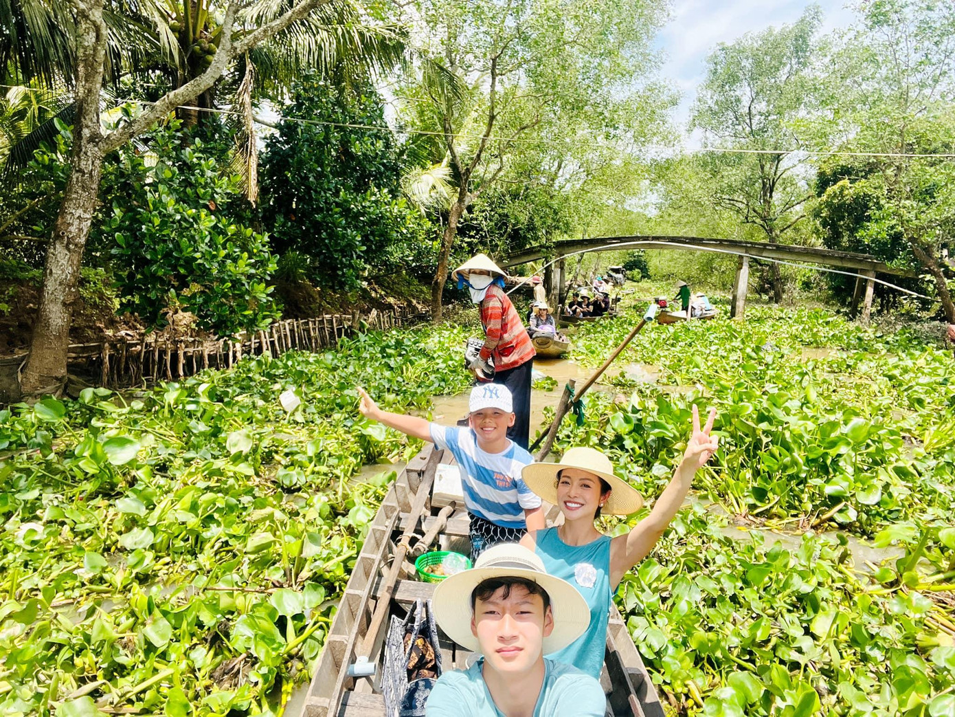 Hoa hậu Jennifer Phạm và các con thăm thú miền Tây sông nước.
