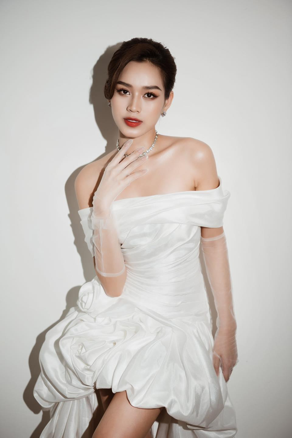 Nàng hậu xứ Thanh khoe nhan sắc yêu kiều khiến fans xao xuyến.