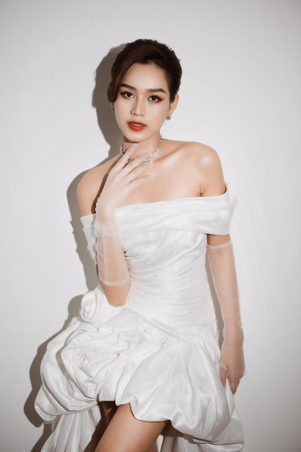 Nàng hậu xứ Thanh khoe nhan sắc yêu kiều khiến fans xao xuyến. Nàng hậu xứ Thanh khoe nhan sắc yêu kiều khiến fans xao xuyến.
