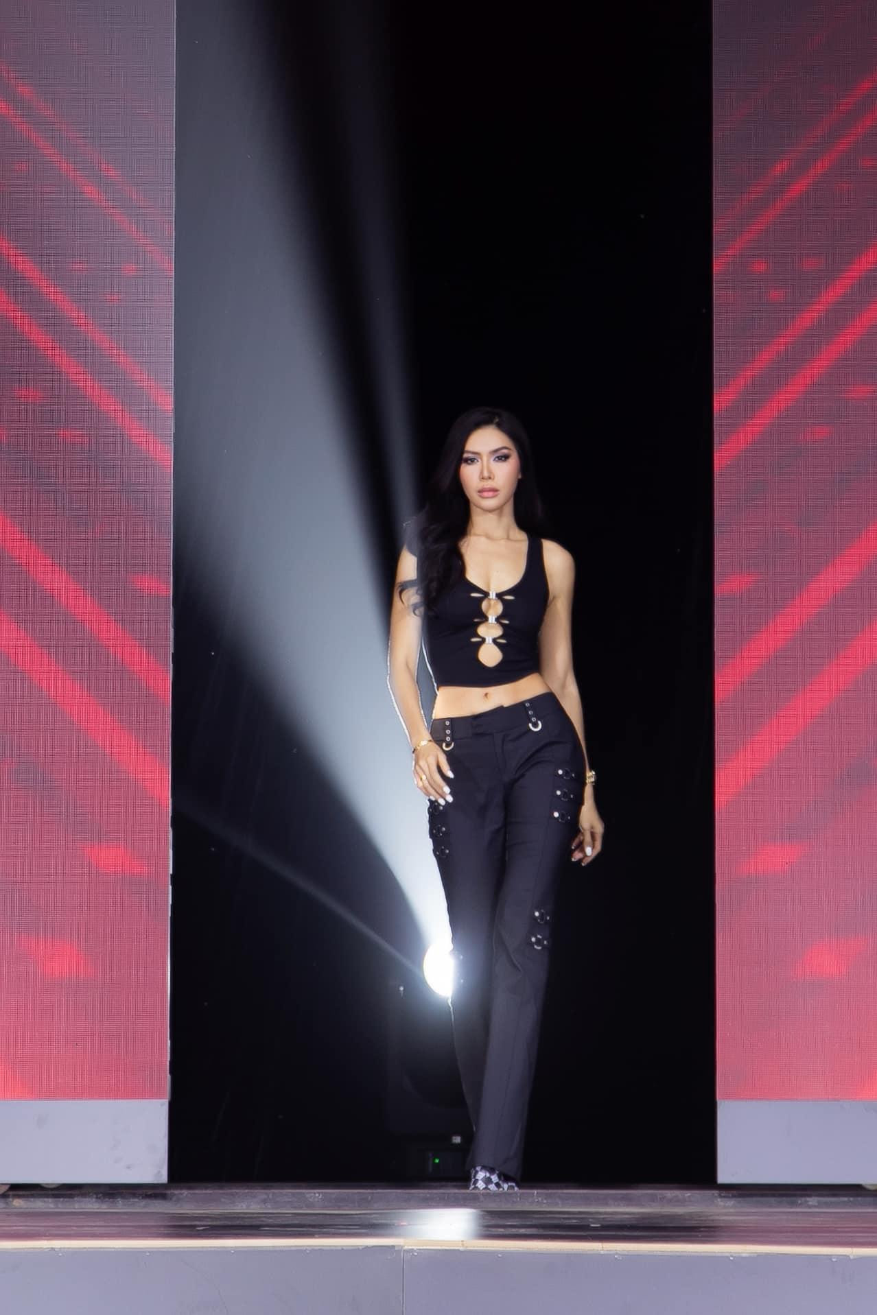 Siêu mẫu Minh Tú mặc áo cut-out lạ mắt khoe vòng 1 nóng bỏng.