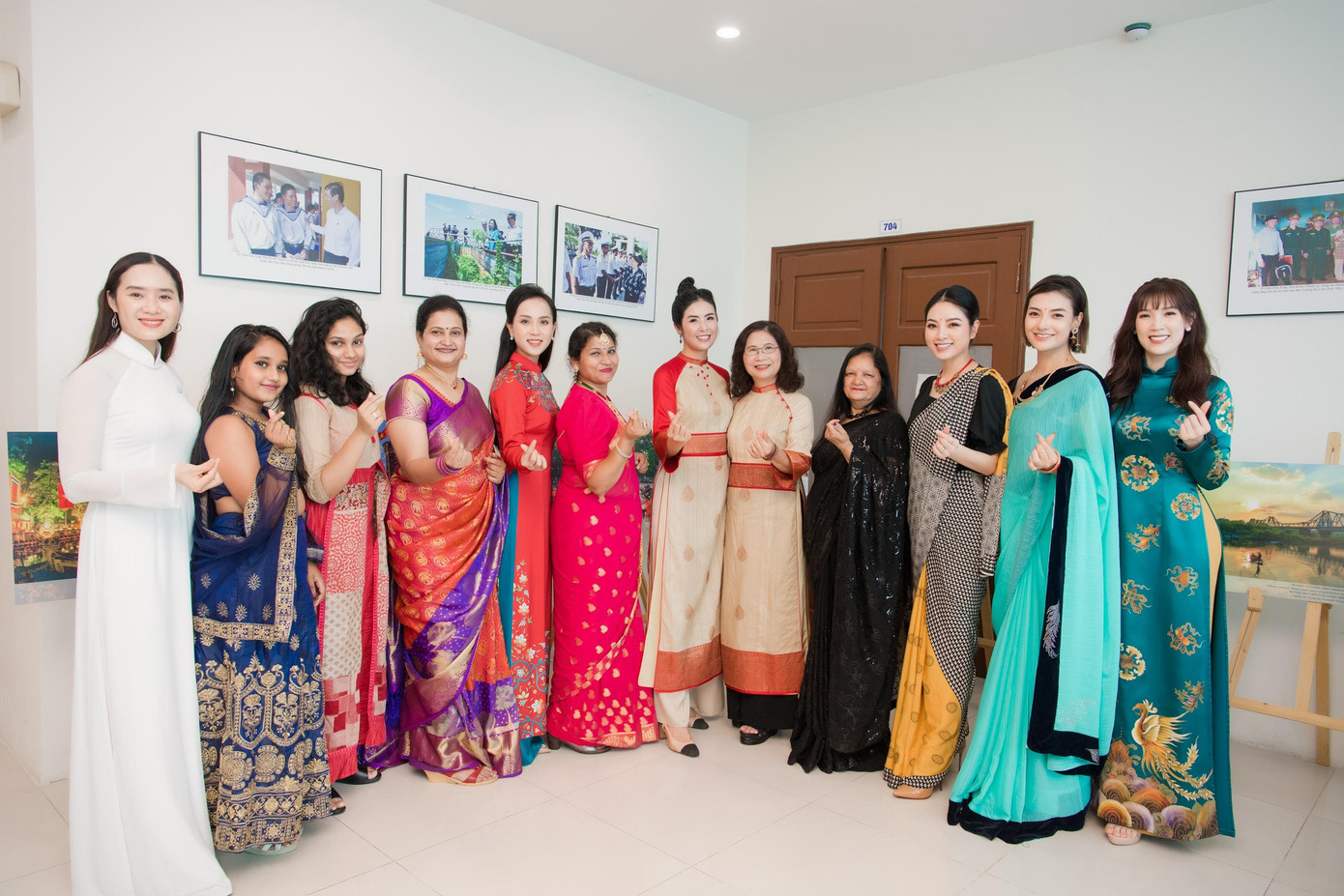 Ngọc Hân bật mí, cô và mẹ cùng diện áo dài đôi, được làm từ chất liệu chuyên để may sari - trang phục truyền thống của phụ nữ Ấn Độ.