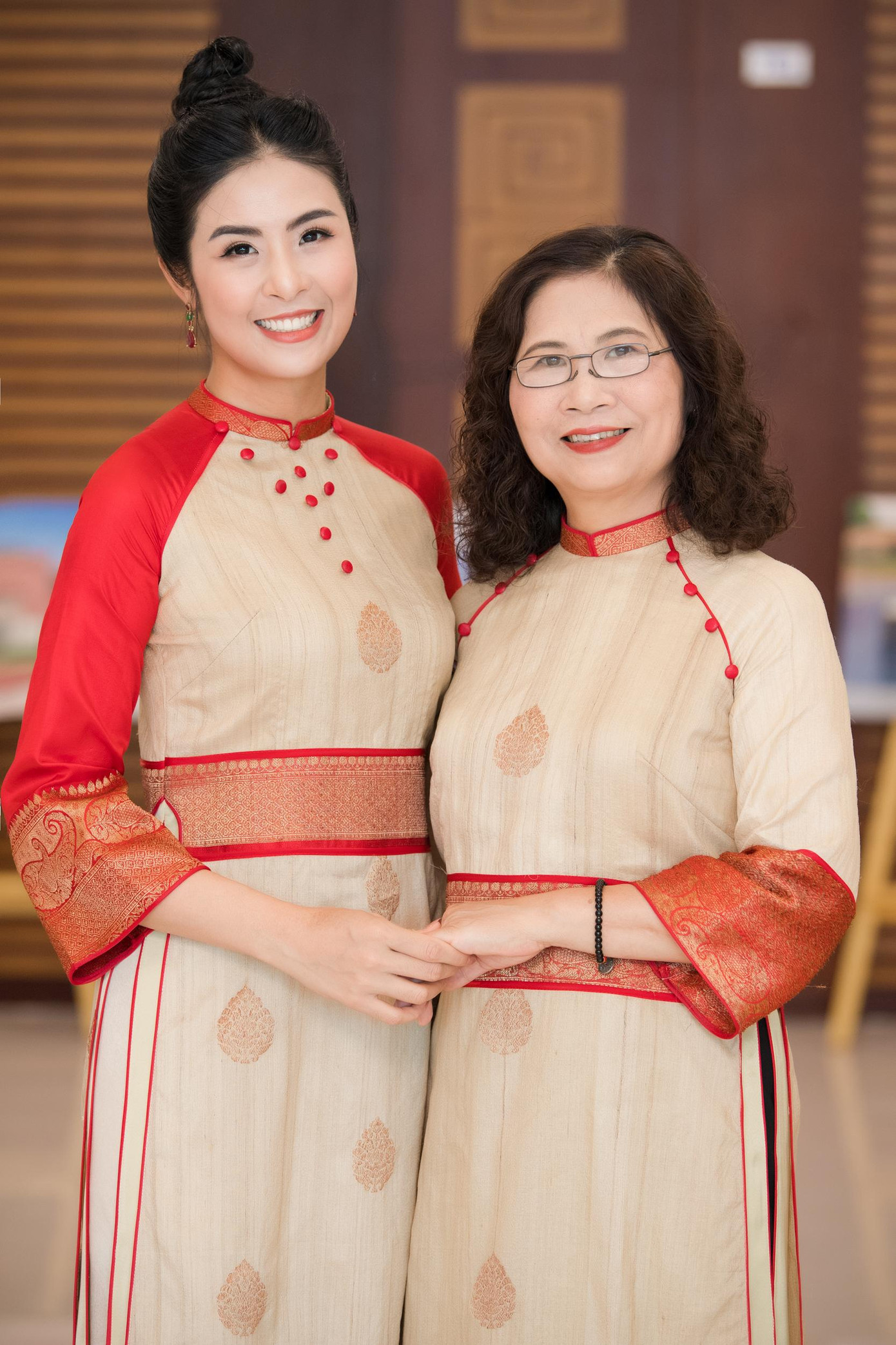 Cũng trong dịp kỷ niệm 50 năm quan hệ ngoại giao Việt Nam - Ấn Độ, Ngọc Hân vinh dự được bầu vào Ban chấp hành Hội hữu nghị Việt Nam - Ấn Độ thành phố Hà Nội. Hội đã hoạt động hơn 20 năm và có nhiều đóng góp thắt chặt thêm mối quan hệ của hai nước.