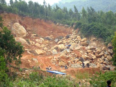 Núi Hòn Chà tan hoang . Núi Hòn Chà tan hoang