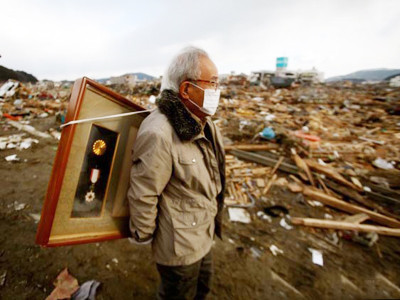 Người đàn ông này tìm kiếm kỷ vật còn sót lại sau thảm họa