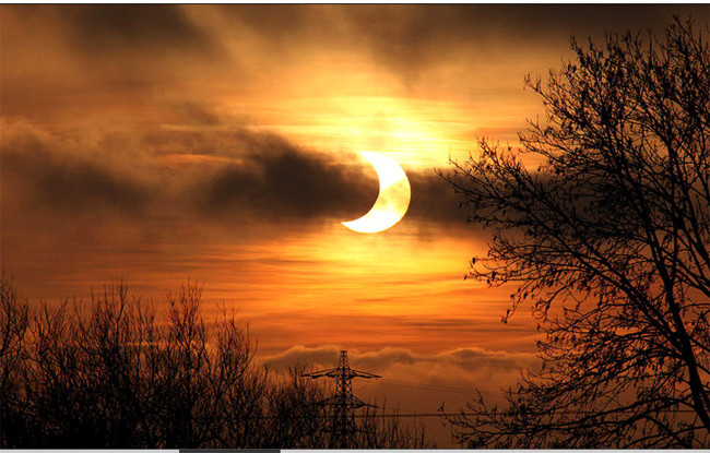 Những chòm sao, dải ngân hà và vầng trăng trong bầu trời đêm luôn có những bí ẩn khiến nhiều người đắm say. Ánh trăng trong trời đêm sẽ tròn và sáng biết bao nếu như không bị ánh sáng đèn đường nhân tạo 'lấn lướt'. Nhưng khi vầng trăng lưỡi liềm 'điểm' trên trời đêm thì ánh sáng nhân tạo trở thành lu mờ, lép vế. Thời khắc tuyệt vời cho những người 'mê' trăng sao. Với người mới bắt đầu thì vật thể dễ nhận ra nhất trên bầu trời đêm là Mặt Trăng. Nhưng năm nay Sao Mộc, Sao Thiên Vương và Sao Thổ lại gần trái đất hơn. Giải Thiên Hà Andromeda - thiên hà láng giềng lớn và gần nhất mà chúng ta có thể nhìn thấy bằng mắt thường, thì quả là một trải nghiệm quý'. Mắt thường của các nhà thiên văn có thể xác định chùm sao Orion bằng ba vì sao sáng nhất. Chùm sao này còn có Tinh vân ngựa, ở giữa, nhưng chỉ có thể nhìn được bằng kính viễn vọng. Chòm sao Orion nhìn cận. Còn được gọi là Hunter - Người đi săn: một chòm sao về mùa đông xuất hiện ở bán cầu Bắc và về mùa hè ở bán cầu Nam. Một vài người may mắn được ngắm Ánh sáng phương Bắc - một cảnh tượng tuyệt vời được Stewart Watt chụp tại Thurso, Scotland. Những chòm sao, dải ngân hà và vầng trăng trong bầu trời đêm luôn có những bí ẩn khiến nhiều người đắm say. Ánh trăng trong trời đêm sẽ tròn và sáng biết bao nếu như không bị ánh sáng đèn đường nhân tạo 'lấn lướt'. Nhưng khi vầng trăng lưỡi liềm 'điểm' trên trời đêm thì ánh sáng nhân tạo trở thành lu mờ, lép vế. Thời khắc tuyệt vời cho những người 'mê' trăng sao. Với người mới bắt đầu thì vật thể dễ nhận ra nhất trên bầu trời đêm là Mặt Trăng. Nhưng năm nay Sao Mộc, Sao Thiên Vương và Sao Thổ lại gần trái đất hơn. Giải Thiên Hà Andromeda - thiên hà láng giềng lớn và gần nhất mà chúng ta có thể nhìn thấy bằng mắt thường, thì quả là một trải nghiệm quý'. Mắt thường của các nhà thiên văn có thể xác định chùm sao Orion bằng ba vì sao sáng nhất. Chùm sao này còn có Tinh vân ngựa, ở giữa, nhưng chỉ có thể nhìn được bằng kính viễn vọng. Chòm sao Orion nhìn cận. Còn được gọi là Hunter - Người đi săn: một chòm sao về mùa đông xuất hiện ở bán cầu Bắc và về mùa hè ở bán cầu Nam. Một vài người may mắn được ngắm Ánh sáng phương Bắc - một cảnh tượng tuyệt vời được Stewart Watt chụp tại Thurso, Scotland.