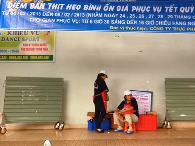 Điểm bán thịt heo bình ổn giá phải dời đi chỗ khác vì sự phản ứng của các tiểu thương. Ảnh: Nguyễn Huy. Điểm bán thịt heo bình ổn giá phải dời đi chỗ khác vì sự phản ứng của các tiểu thương. Ảnh: Nguyễn Huy