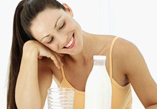 Nhiều chị em nghĩ rằng thiếu canxi chỉ cần uống sữa là đủ. (Ảnh minh họa) 