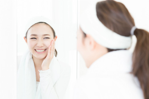 Dưỡng chất Gamma-Oryzanol trong dầu gạocó khả năng chống oxyhoá gấp 4 lần vitamin E, giúp ngăn ngừavà giảm nếp nhăn. Ảnh:Shutterstock. Dưỡng chất Gamma-Oryzanol trong dầu gạo được khoa học chứng minh có khả năng chống ô-xi hoá gấp 4 lần vitamin E, giúp ngăn và giảm nếp nhăn, cho làn da trẻ trung, láng mịn. Ảnh: Shutterstock