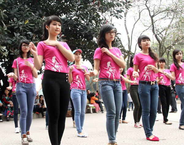 Các thí sinh Duyên dáng Hà thành nhảy Flashmod tại Hồ Hoàn Kiếm