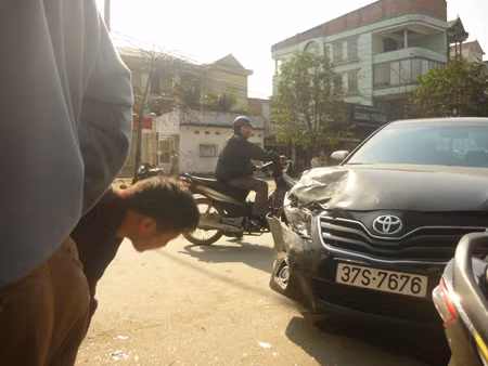Hiện trường chiếc xe ô tô con Camry 4 chỗ mang BKS 37S – 7676