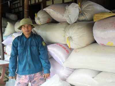 Anh Trần Văn Trí, 28 tuổi, bên 9 tấn lúa mình làm ra mà chưa bán được. ẢNH: HOÀ HỘI. Anh Trần Văn Trí, 28 tuổi, bên 9 tấn lúa mình làm ra mà chưa bán được. ẢNH: HOÀ HỘI