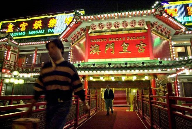 80% khách du lịch tìm đến Macao chỉ với mục đích duy nhất, đánh bạc, điều này đã góp phần phát triển mạnh mẽ ngành kinh doanh sòng bài, khách sạn, du lịch, ẩm thực nơi đây. Lối vào sòng bạc Macau Palaca hiện tại. Ảnh: The Times
