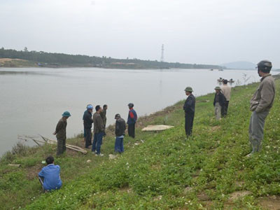 Người nhà vật vã khóc than khi phát hiện xác chị Nhung