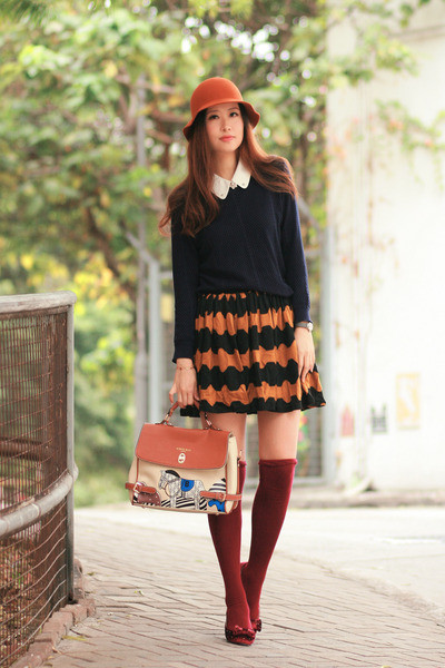 Mix váy ngắn cùng với tất cao quá đầu gối sẽ đem lại cho bạn vẻ dễ thương mà vẫn rất cá tính. Vẻ đẹp dịu dàng và dễ thương của chân váy xòe kết hợp với vẻ đẹp thanh lịch của áo sơ mi tạo nên một phong cách cực hoàn hảo. Váy ngắn + áo pull = một phong cách đậm chất teen Thêm áo khoác nhẹ nhàng cho ngày trở gió Áo sơ mi diện trong áo len hoặc áo pull mix cùng chân váy sẽ đem lại cho bạn vẻ trẻ trung thanh lịch.