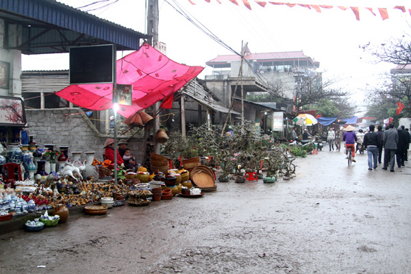 Bảy giờ sáng nhưng khu vực diễn ra mua bán còn rất thoáng đãng. 7 giờ sáng nhưng khu vực diễn ra mua bán còn rất thoáng đãng