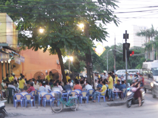 Một nhà hàng ở ngã tư Huỳnh Thúc Kháng - Nguyên Hồng thường xuyên lấn chiếm vỉa hè. Ảnh: Minh Tuấn