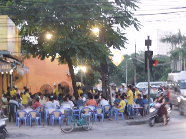 Một nhà hàng ở ngã tư Huỳnh Thúc Kháng - Nguyên Hồng thường xuyên lấn chiếm vỉa hè. Ảnh: Minh Tuấn