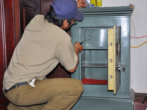 Tuy nhiên, bên trong két không có gì