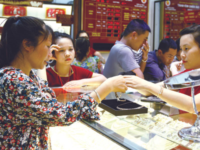 Giá vàng trong nước sẽ giảm xuống 34 triệu đồng/lượng. Ảnh: Ngọc Châu. Giá vàng trong nước sẽ giảm xuống 34 triệu đồng/lượng? Ảnh: Ngọc Châu