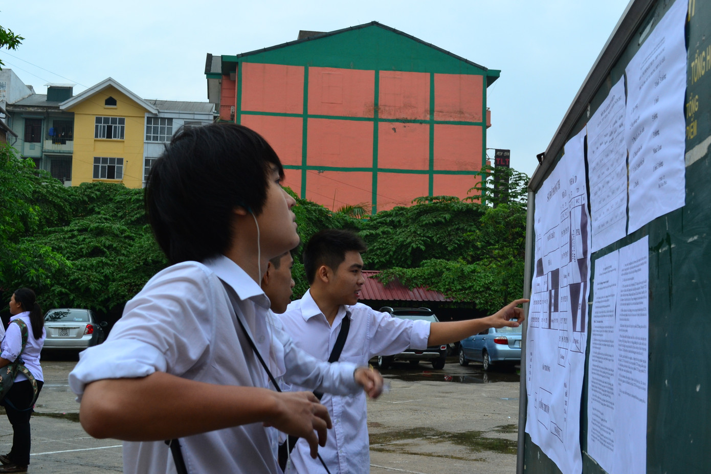 Thí sinh xem lại phòng thi, số báo danh trước khi vào môn thi đầu tiên tại cụm thi trường THPT Cầu Giấy, Hà Nội